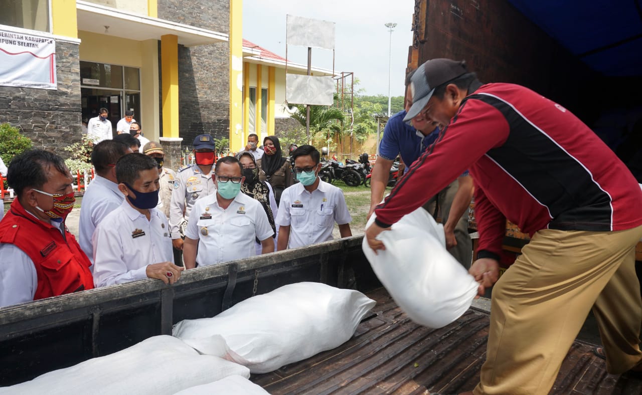 8.573 Sembako Disebar Dihari Keempat, Sulpakar Bagikan di Kecamatan Kalianda