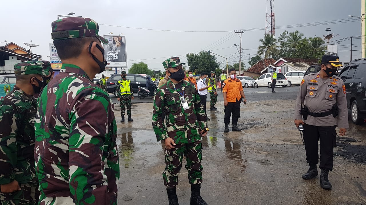 Danrem 043/Gatam Tinjau Pelaksanaan Operasi Yustisi Protkes Covid 19 di Pesawaran oleh Personil Kodim 0421/Lamsel