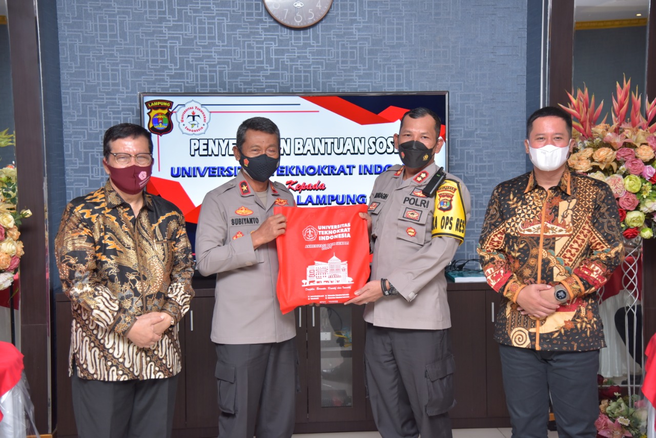 Polda Lampung menerima bantuan 1500 peket sembako dari Universitas Teknokrat Indonesia untuk disalurkan ke masyarakat terdampak Covid-19