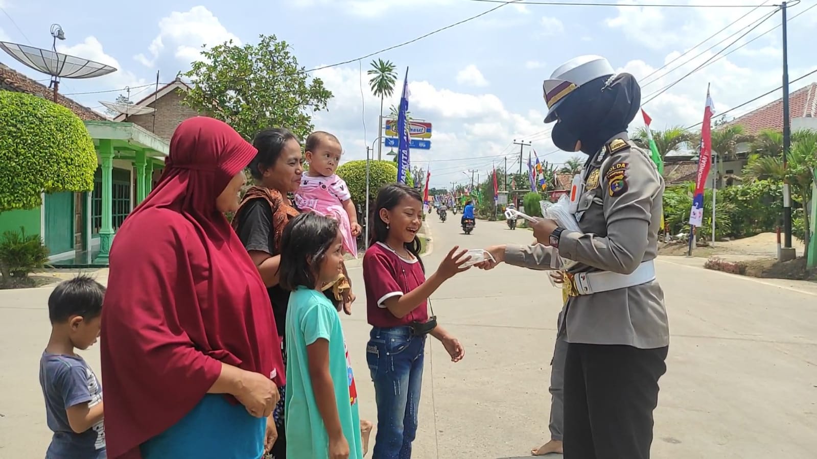 Dalam rangka menyambut kedatangan Presiden Republik Indonesia (RI), Ir. Joko Widodo ke Lampung dan HUT Polwan yang ke-73, anggota Polwan Direktorat Lalulintas Polda Lampung, bagikan masker