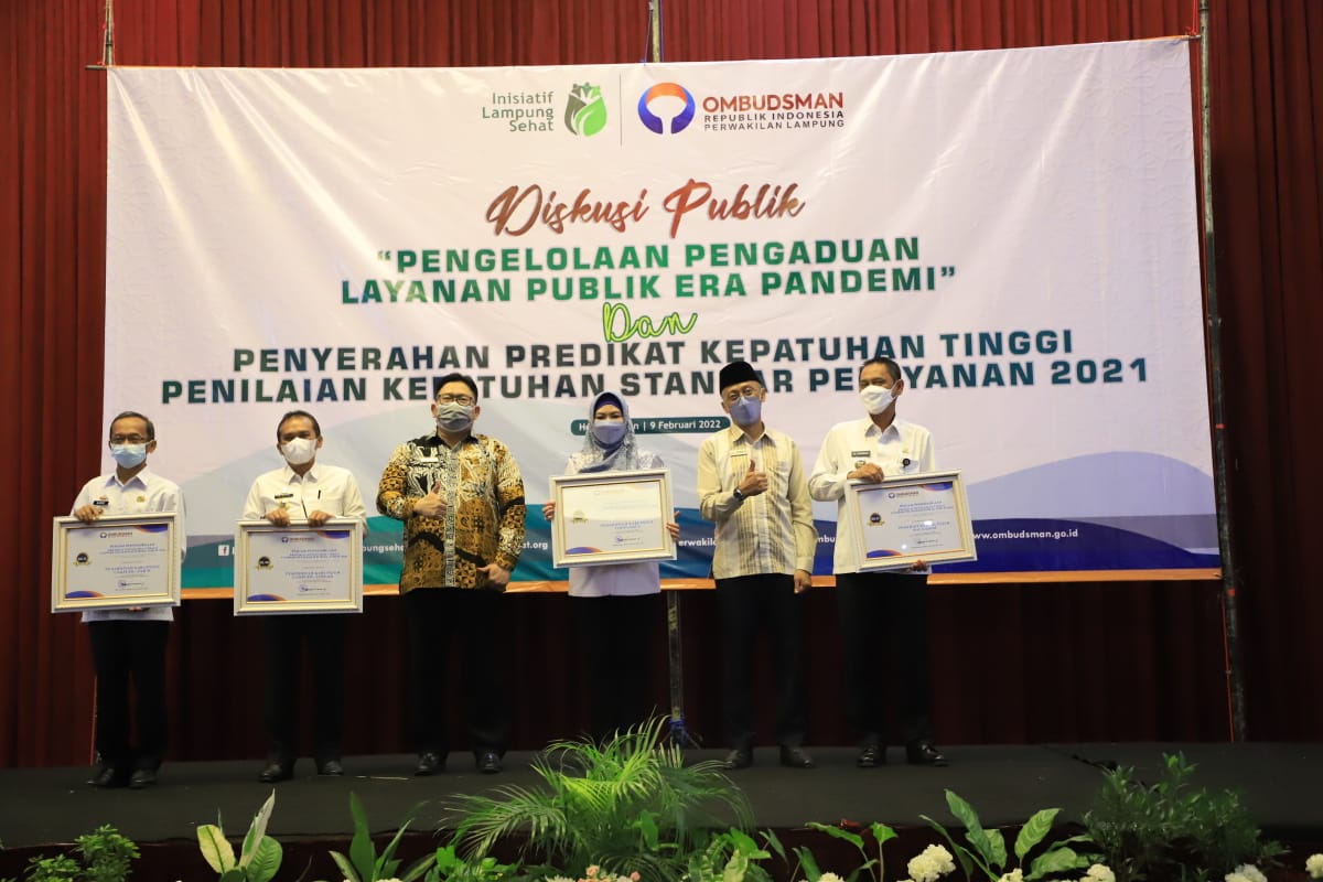 Tanggamus Terima Penghargaan Predikat Kepatuhan Tinggi Penilaian Kepatuhan Standar Pelayanan 2021. 