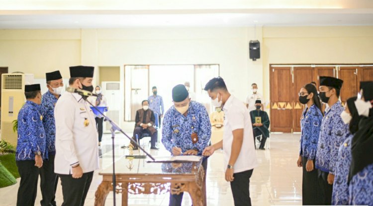 Sebanyak 227 Calon Pegawai Negeri Sipil (CPNS) tahun 2020 lolos mengikuti pelatihan dasar (latsar) dan diambil sumpah, janji, dan telah menandatangani pakta integritas di Gedung Serba Guna (GSG) Pemkab Pesawaran.