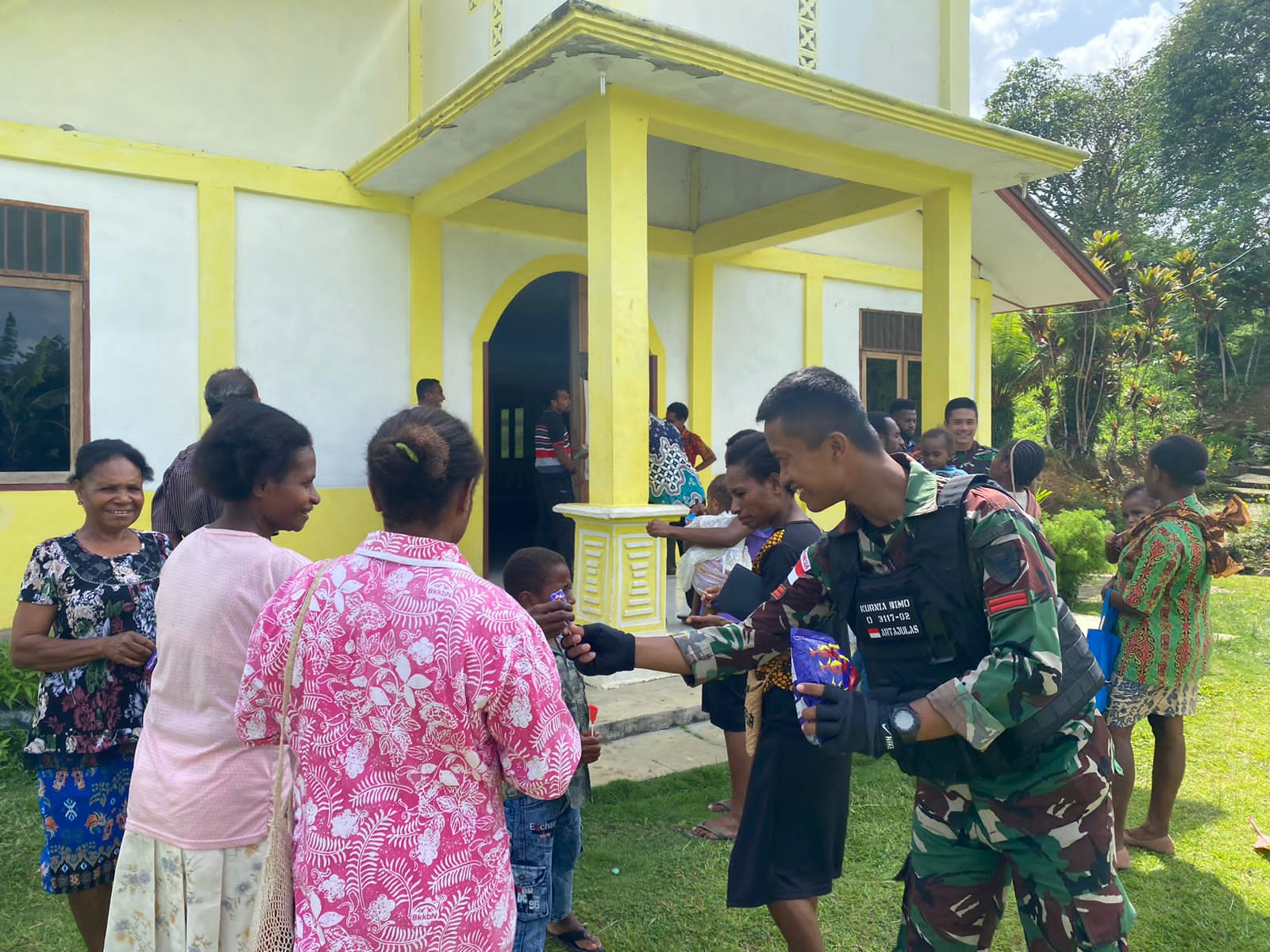 Satgas Yonif 143/TWEJ Bagikan Al-Kitab Jemaat Gereja Santo Bonifasius