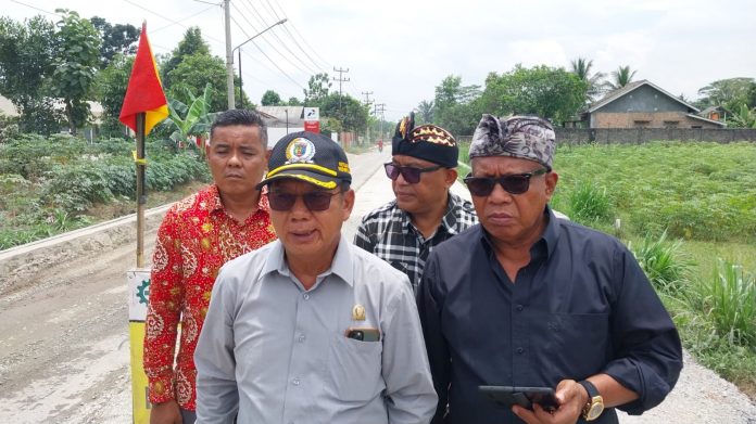 Mingrum Gumay Bersama Anggota DPRD Lamteng Tinjau Lokasi Perbaikan Jalan di Bandar Jaya