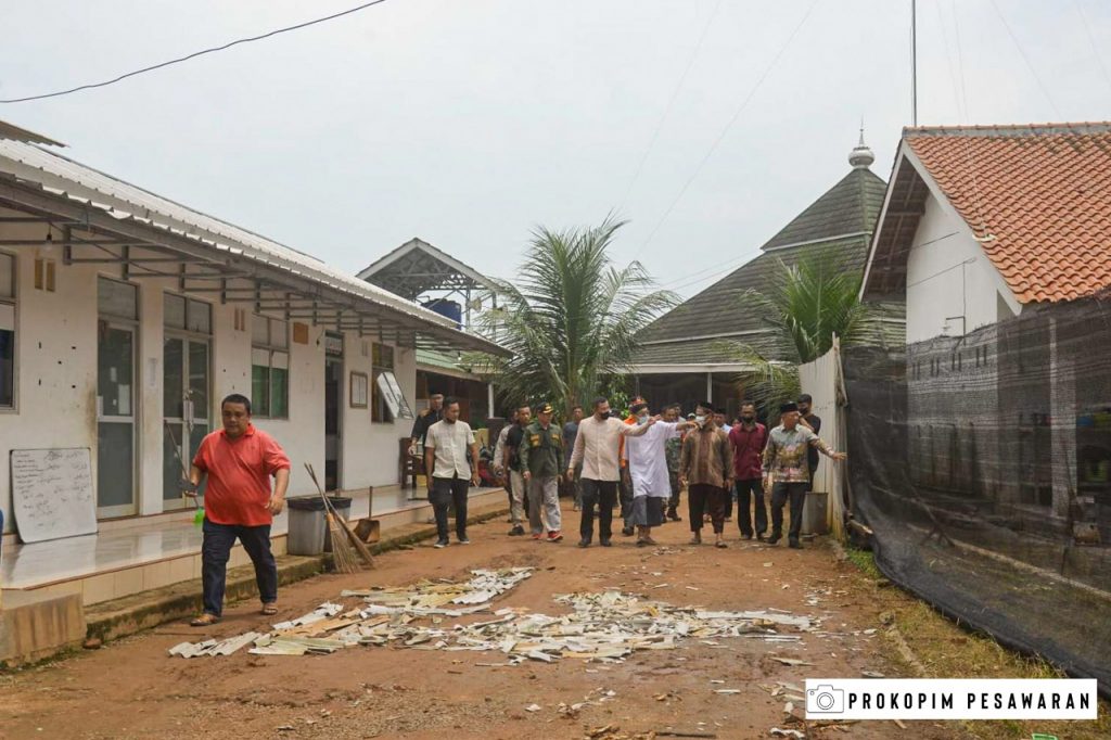 BUPATI DENDI TINJAU KORBAN BENCANA ANGING PUTING BELIUNG DI TEGINENENG