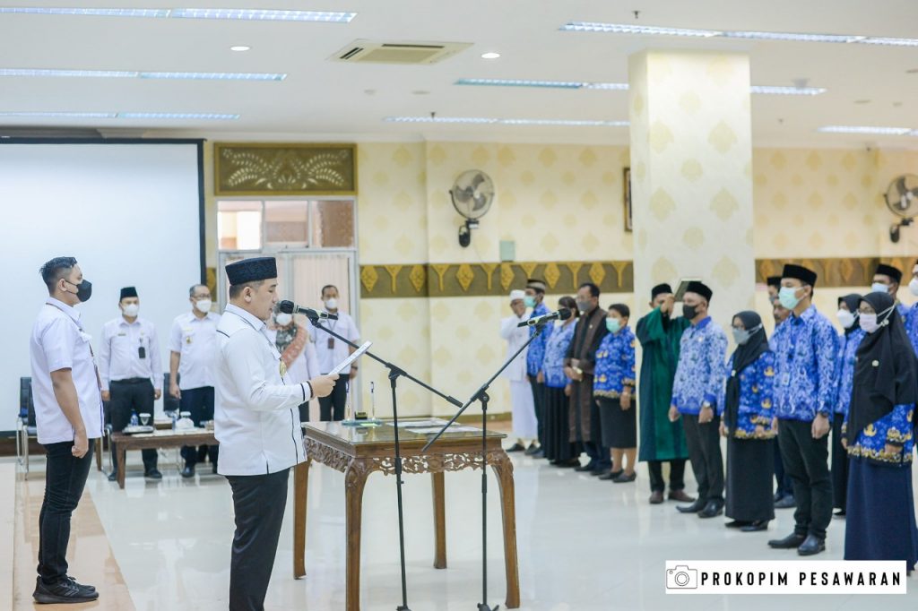 BUPATI PESAWARAN RESMI MELANTIK DAN MENGAMBIL SUMPAH JABATAN FUNGSIONAL DI LINGKUNGAN PEMERINTAH KABUPATEN PESAWARAN