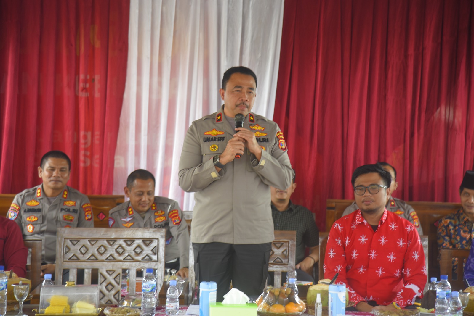 Waka Polda Lampung mendapat Apresiasi Masyarakat saat Jumat Curhat di Tanjungsari.