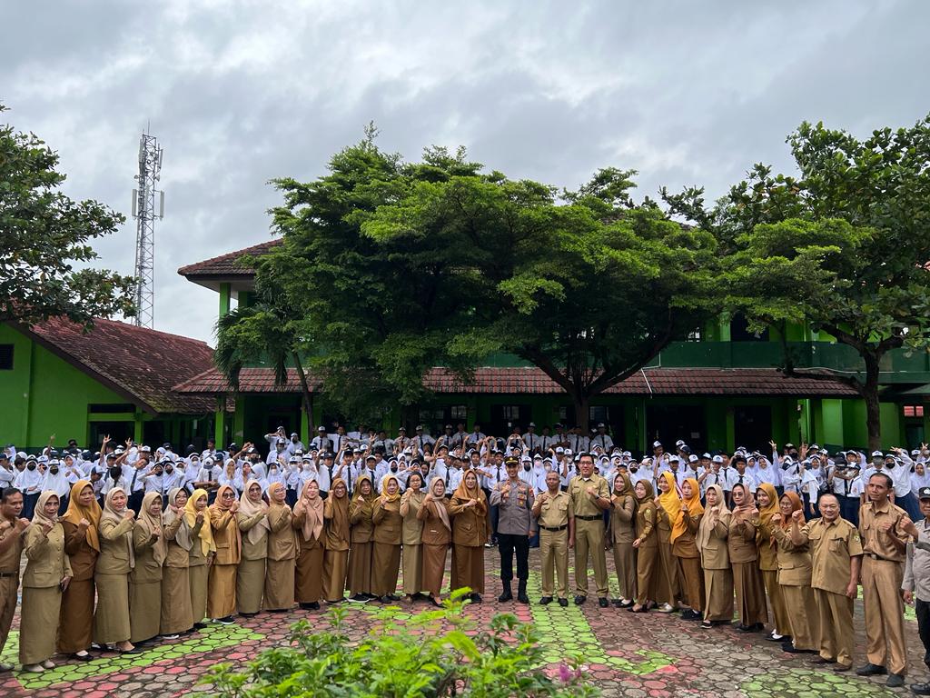 Kapolsek Tanjung Senang Menjadi Pembina Upacara di SMPN 19 Balam