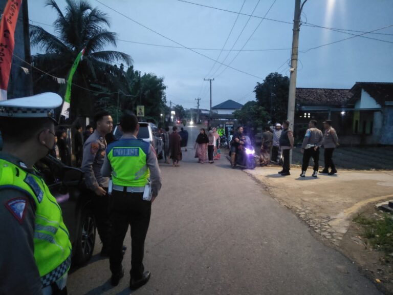 Polisi Bubarkan Aksi Perang Petasan Di Lapangan Mars Pringsewu