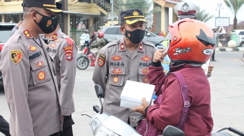 Kapolres Pesawaran Bagikan Takjil ke Pengguna Jalan