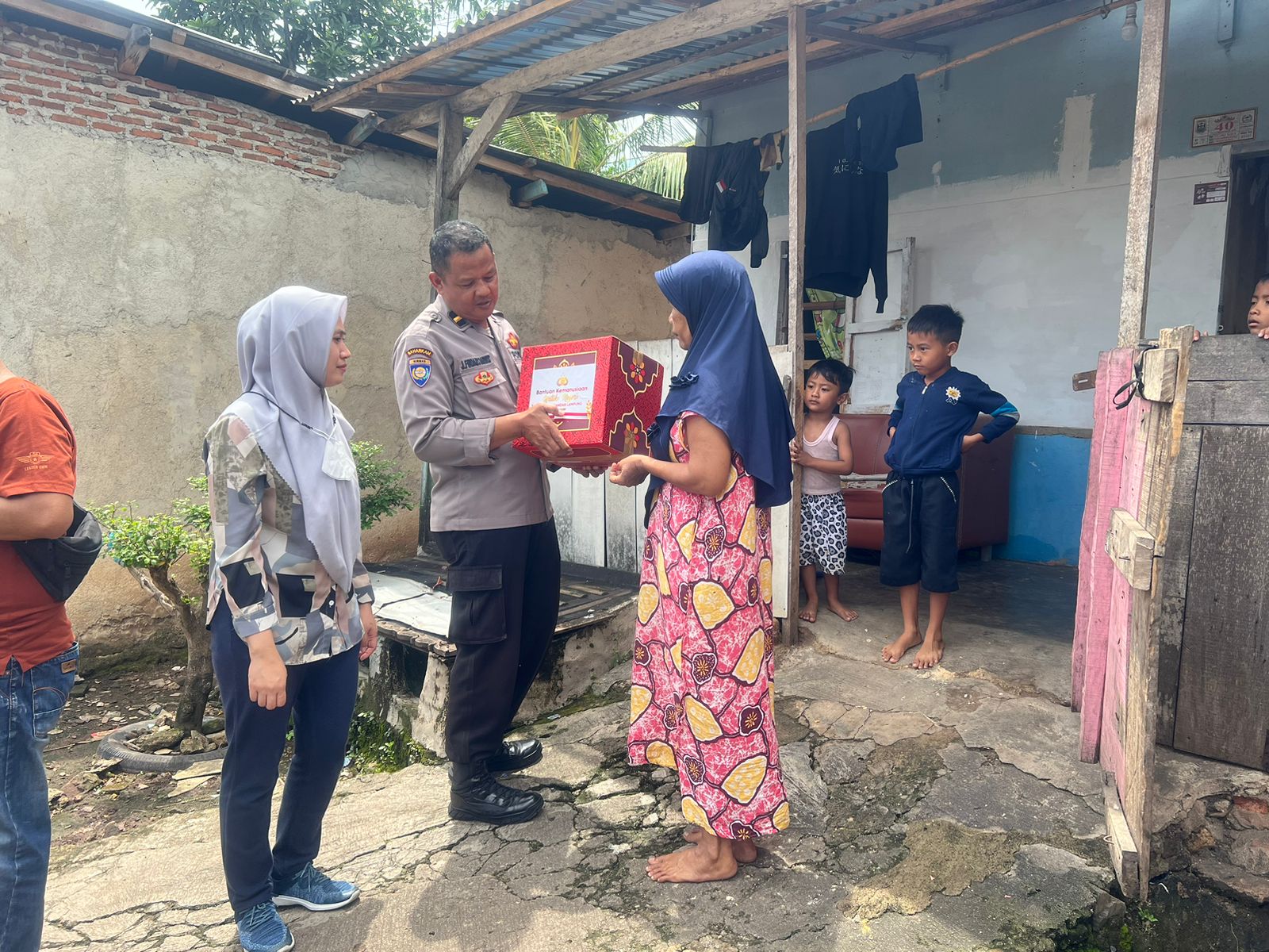 Polresta Bandar Lampung Bagikan Paket Sembako Di Dua Lokasi Berbeda