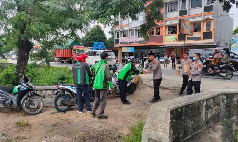 Polres Pringsewu Bagikan 80 Nasi Kotak Per Hari Selama Ramadan