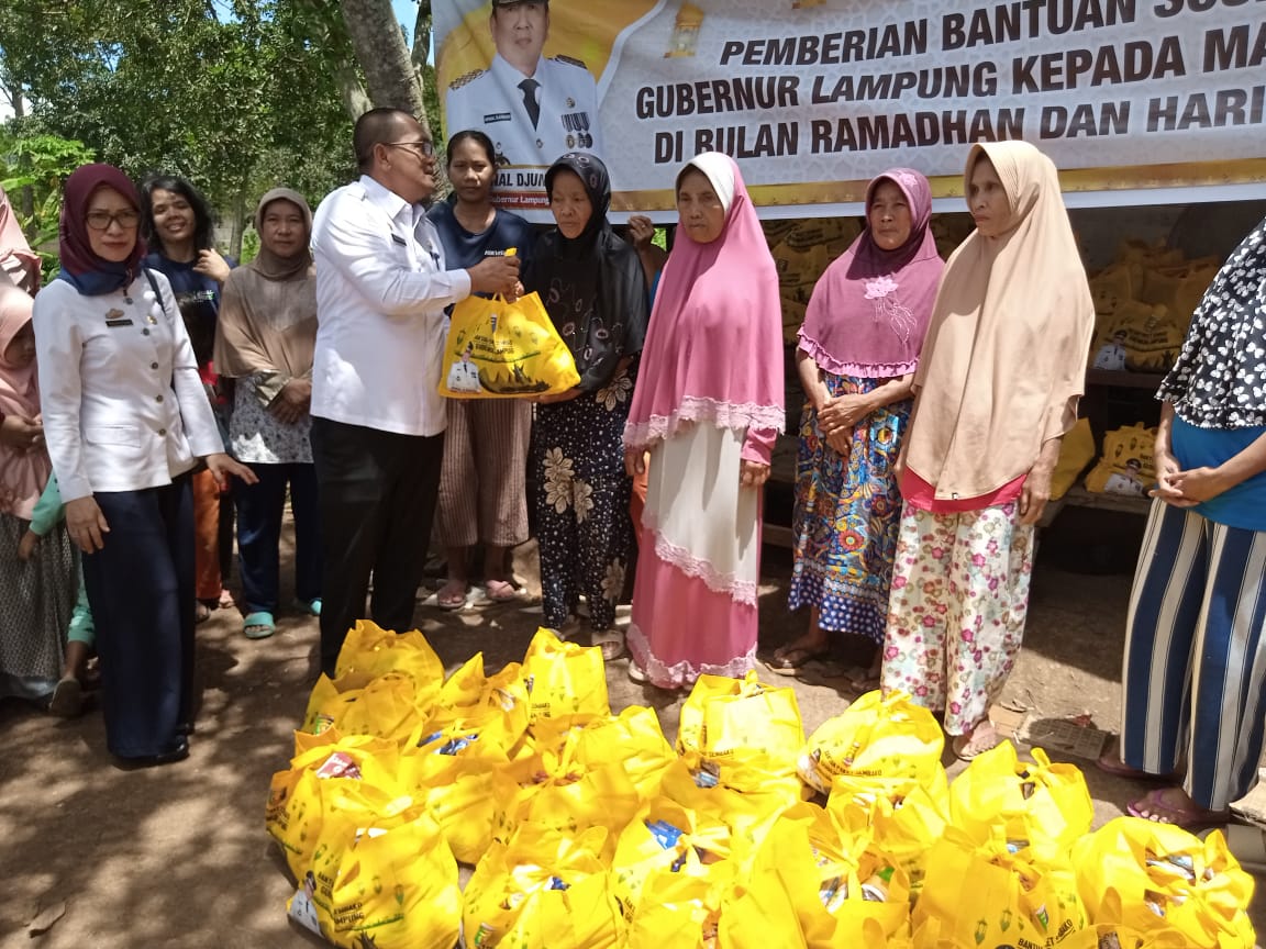 Gubernur Arinal Salurkan Bansos 100 Paket Sembako Kepada Masyarakat Tidak Mampu di Negeri Olok Gading