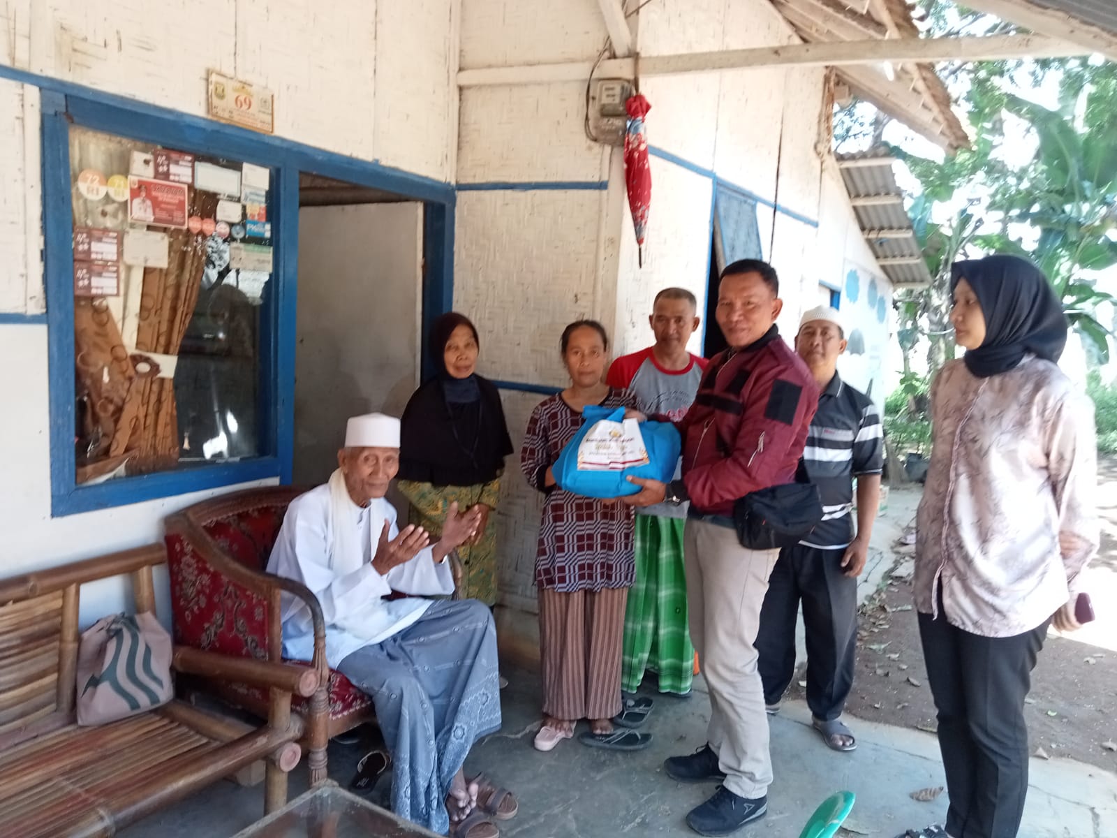 Berbagi di Bulan Ramadhan, satuan Narkoba Polresta Bandar lampung Bagikan Paket Sembako