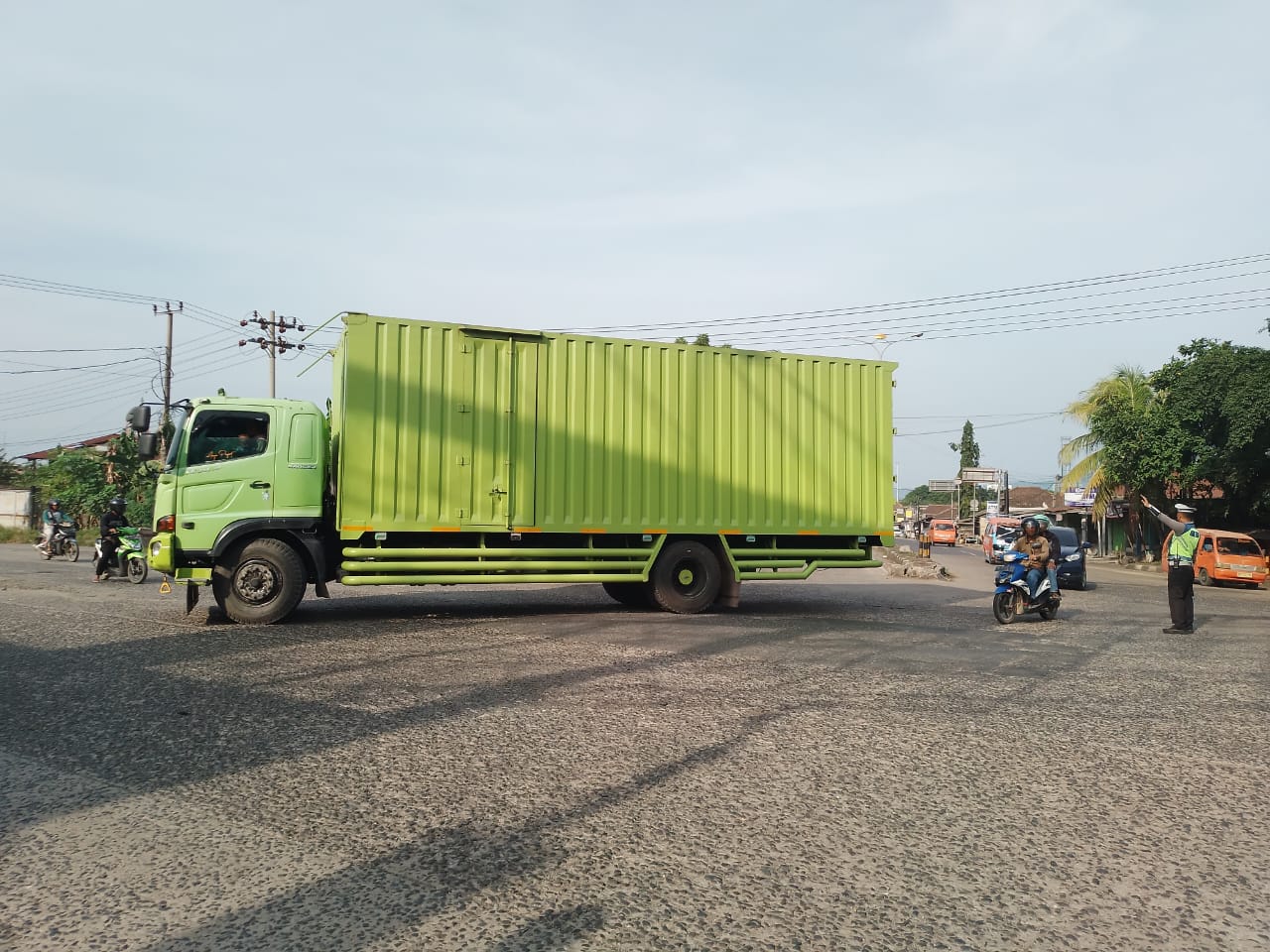 Jelang Arus Balik, Sat Lantas Polresta Bandar Lampung Pasang Rambu Penunjuk Arah Menuju Pelabuhan Panjang