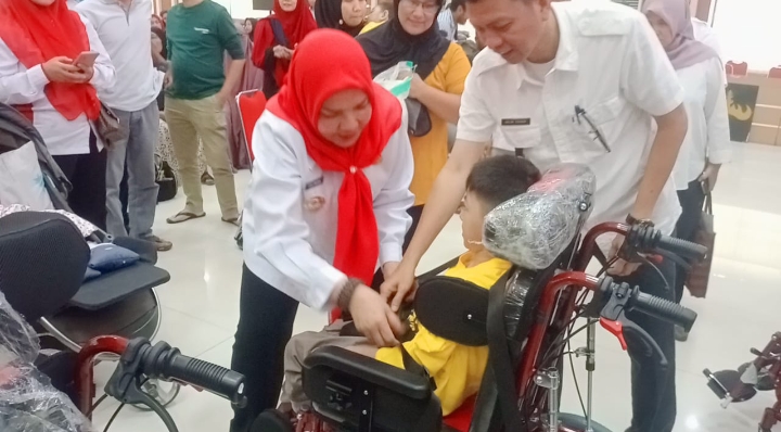 Walikota Bandar Lampung Serahkan Bantuan Kursi Roda Dan Beras Pada Anak Disabilitas