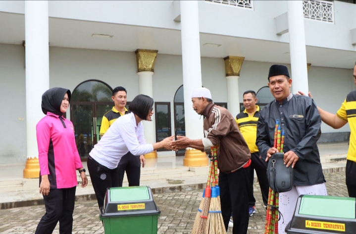 Kapolres Pesawaran Ajak Anggota dan Bhayangkari Gelar Olahraga Bersama Jelang Ramadan dan Bhakti Sosial Bersih masjid