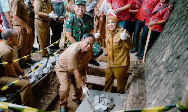 Walikota Peletakan Batu Pertama Pembangunan Tugu Pagoda dan Gapura Teluk Betung Town