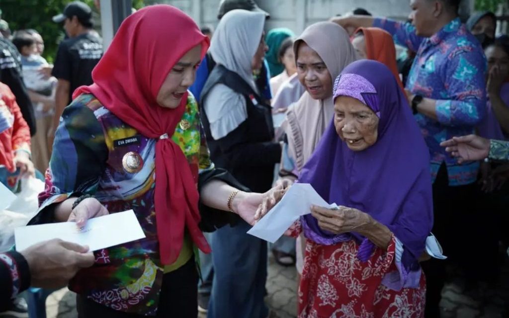 Walikota Bandar Lampung Beri Bantuan Warga Terdampak Banjir