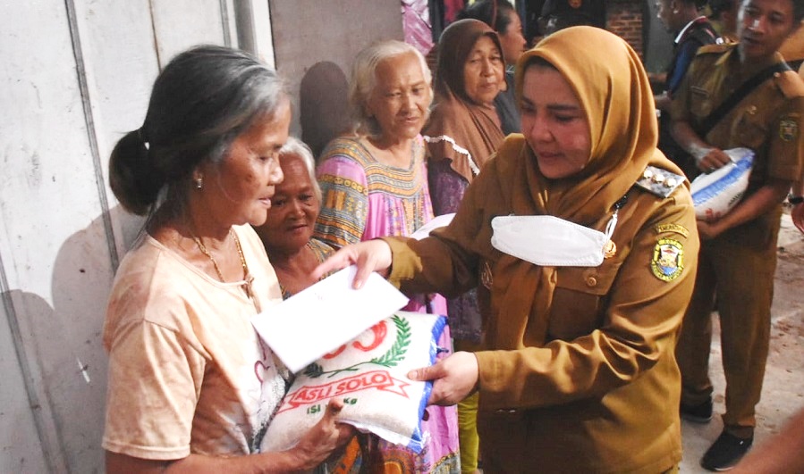 Walikota Bandar Lampung Serahkan Bantuan Ke Warga Terdampak Banjir