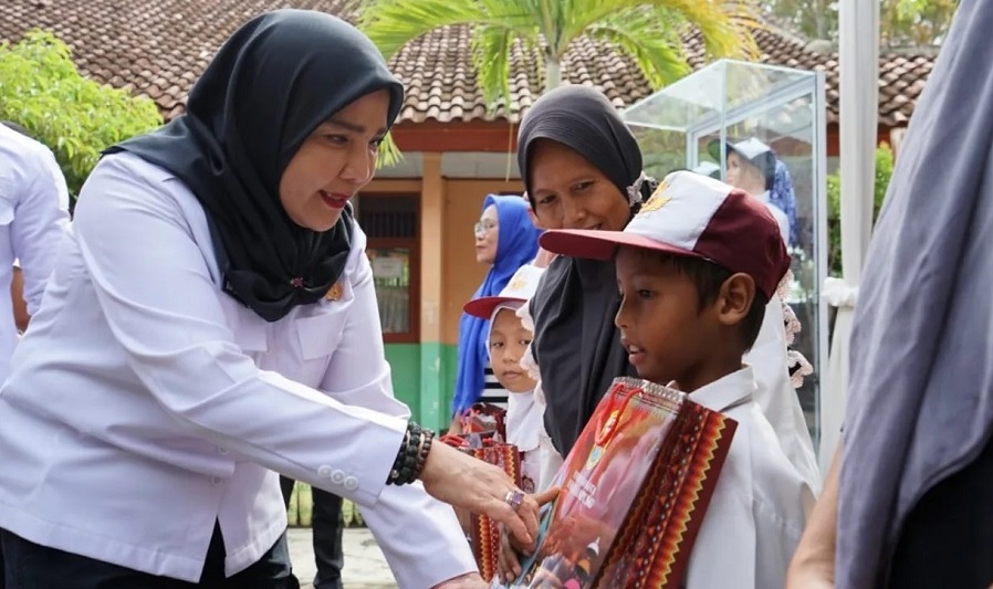 Walikota Bandar Lampung Serahkan Bantuan Perlengkapan Sekolah Untuk Siswa SD-SMP