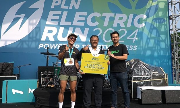 5 Pengemudi Ojol Prasejahtera Peroleh Motor Listrik di PLN Electric Run 2024