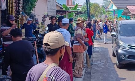 PT RCM ( RADJA CIPTA MANDIRI ) BERSAMA WARGA BERGOTONG ROYONG, UNTUK BERSIHKAN JALAN RAYA.