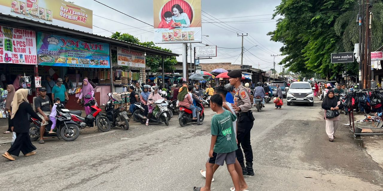 Polisi Hadir di Pasar Baru Way Kandis, Pastikan Keamanan Natal dan Tahun Baru