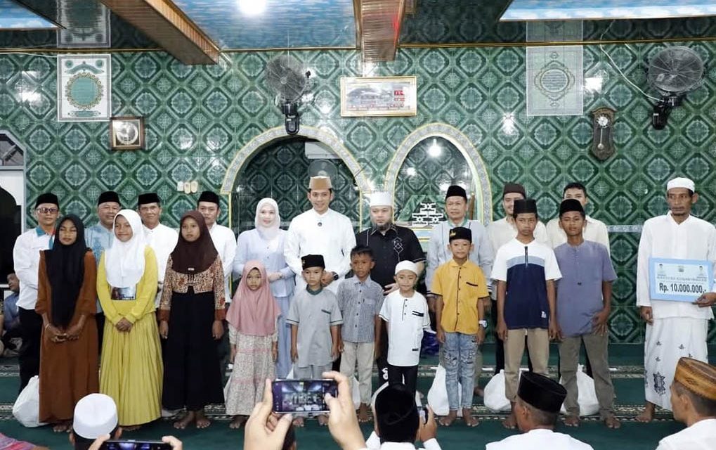 Safari Ramadan di Kecamatan Rajabasa, Bupati Egi Bagikan Paket Sembako