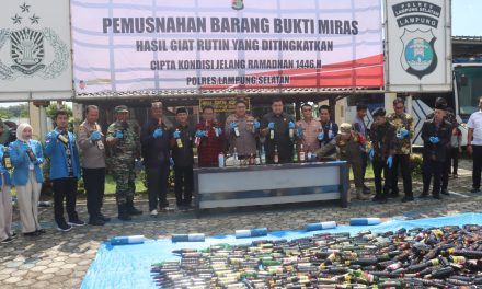 Polres Lampung Selatan Musnahkan Ratusan Botol Miras Jelang Ramadhan