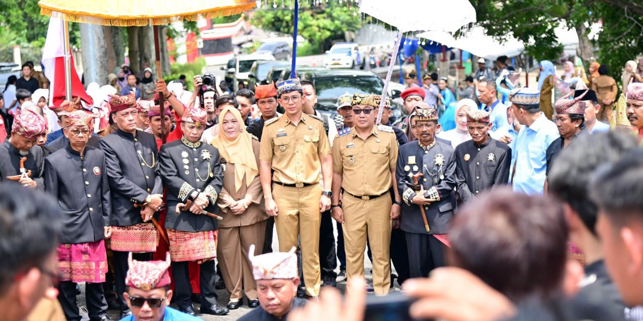 Prosesi Adat Adat Sai Batin Lima Marga Sambut Kedatangan Egi-Syaiful di Kantor Bupati