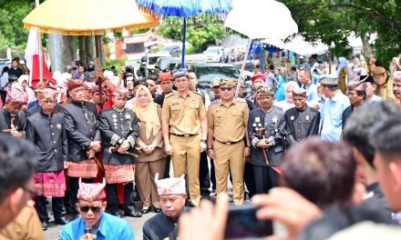 Prosesi Adat Adat Sai Batin Lima Marga Sambut Kedatangan Egi-Syaiful di Kantor Bupati