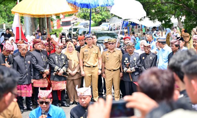 Prosesi Adat Adat Sai Batin Lima Marga Sambut Kedatangan Egi-Syaiful di Kantor Bupati