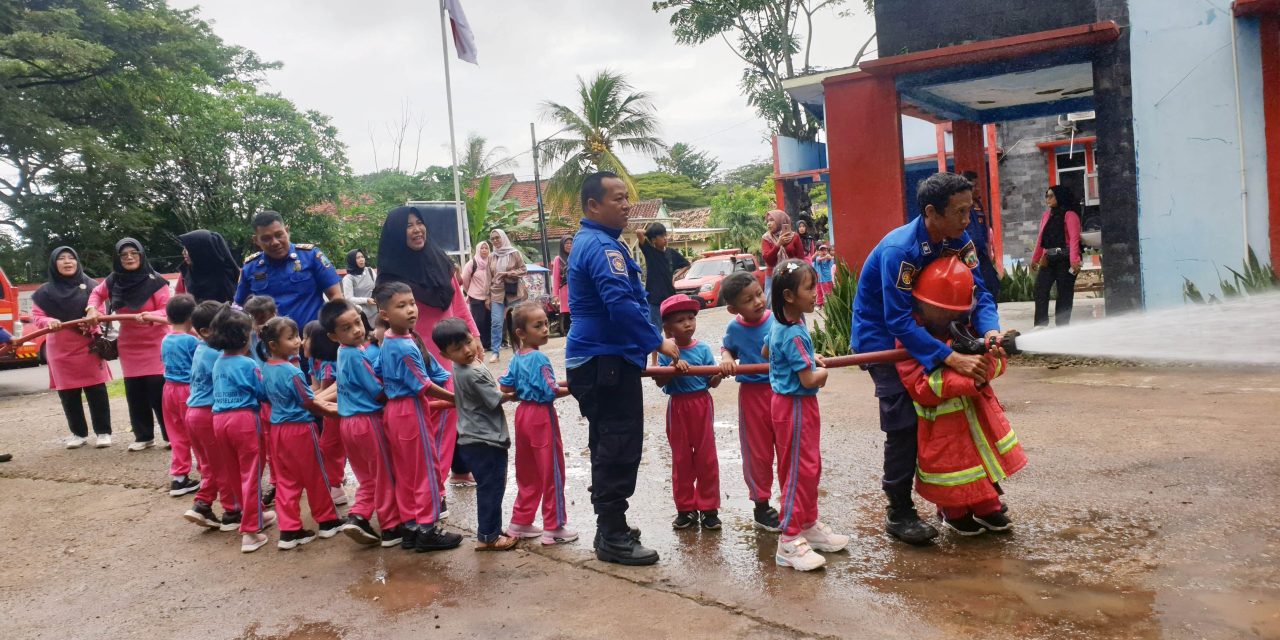 Puluhan Murid TK Negeri Pembina Kalianda Belajar Jadi Petugas Damkar