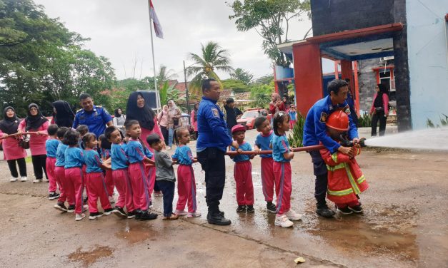 Puluhan Murid TK Negeri Pembina Kalianda Belajar Jadi Petugas Damkar