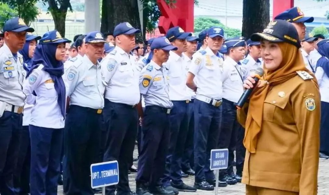 Walikota Bandar Lampung, Hj. Eva Dwiana Memberikan Arahan dan Bimbingan kepada Jajaran Pegawai Dinas Perhubungan (DisHub) Di Halaman Kantor Dinas Perhubungan Kota Bandar Lampung