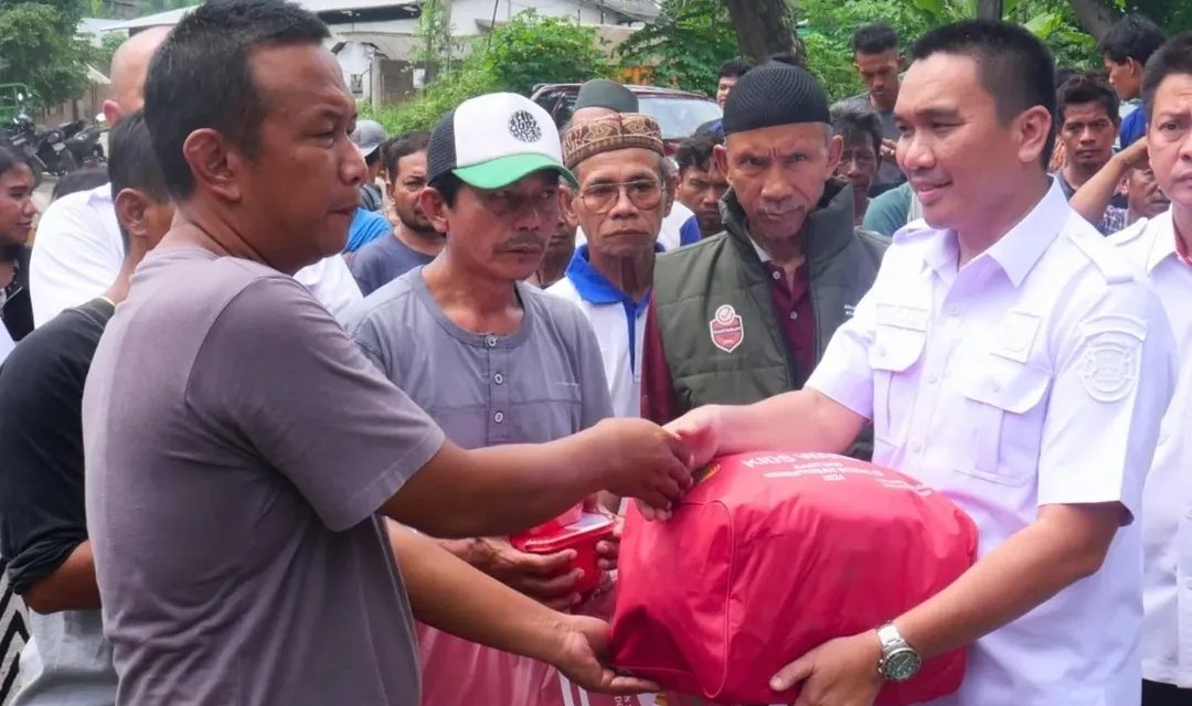 Pemerintah Kota Bandar Lampung Menyalurkan Bantuan Bagi Korban Banjir yang Terjadi di Daerah Kecamatan Panjang Jumat lalu, Bantuan Disalurkan Melalui Camat dan Lurah