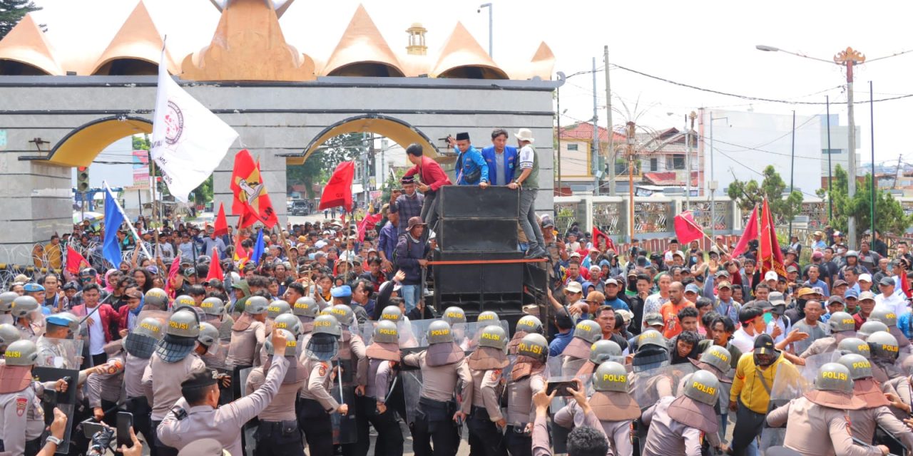 10 Polisi Terluka Saat Amankan Aksi Petani Singkong di Kantor Gubernur Lampung