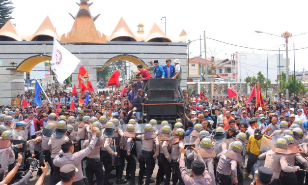 10 Polisi Terluka Saat Amankan Aksi Petani Singkong di Kantor Gubernur Lampung
