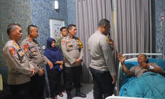 Kapolresta Bandar Lampung Besuk 2 Anggota Polri Yang Terluka Saat Kawal Aksi Unjuk Rasa di DPRD Lampung