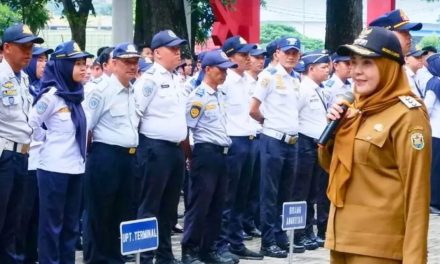Walikota Bandar Lampung, Hj. Eva Dwiana Memberikan Arahan dan Bimbingan kepada Jajaran Pegawai Dinas Perhubungan (DisHub) Di Halaman Kantor Dinas Perhubungan Kota Bandar Lampung