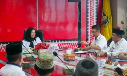 Walikota Bandar Lampung, Hj.Eva Dwiana Menyerahkan Bantuan Dana Hibah Secara Simbolis Untuk Masjid di 20 Kecamatan Kota Bandar Lampung Acara tersebut Berlangsung di Ruang Rapat Walikota Bandar Lampung
