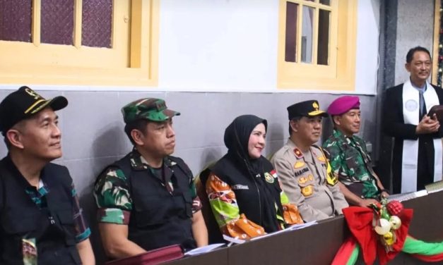 Walikota Bandar Lampung Hj. Eva Dwiana,Bbersama Jajaran Unsur Forkopimda Provinsi Lampung dan Sejumlah Pejabat Pemerintah Kota Bandar Lampung Melakukan Pemantauan ke Sejumlah Gereja Pada Malam Natal