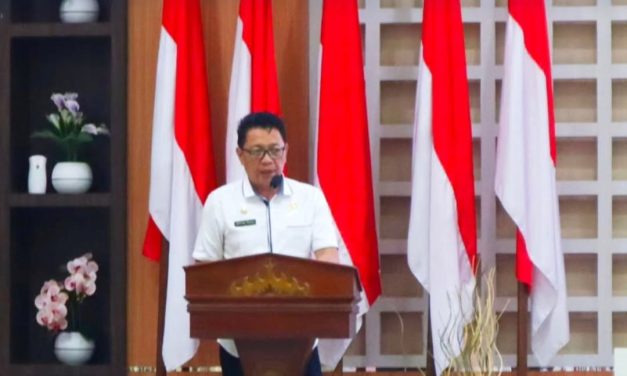 Pemerintah Kota Bandar Lampung Menyerahkan Petikan Surat Keputusan (SK) Walikota Bandar Lampung Tentang Pengangkatan CPNS Formasi Tahun 2024 di Lingkungan Pemerintah Kota Bandar Lampung