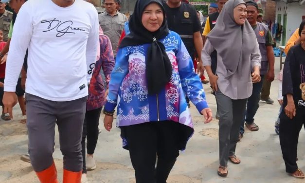 Walikota Bandar Lampung Hj.Eva Dwiana Beserta Sejumlah Jajaran Pemkot Bandar Lampung Kembali Meninjau dan Memantau Sejumlah Titik Lokasi Banjir yang Melanda di Kota Bandar Lampung