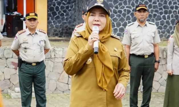 Walikota Bandar Lampung Hj. Eva Dwiana Memberikan Pengarahan Apel pada Jajaran Pegawai Badan Penanggulangan Bencana Daerah (BPBD) Kota Bandar Lampung
