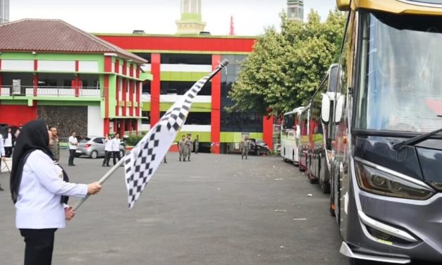 Walikota Bandar Lampung Hj. Eva Dwiana Melepas Peserta Wisata Rohani Umat Beragama Kota Bandar Lampung Gelombang Ke-3 Tahun 2025 Di Halaman Parkir Kantor Pemkot Bandar Lampung