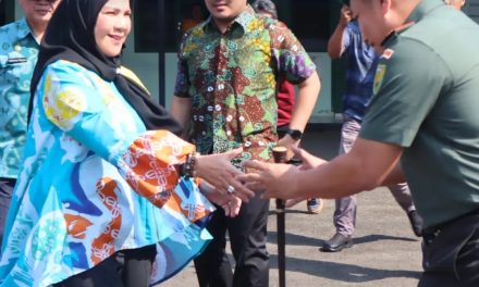 Walikota Bandar Lampung Hj. Eva Dwiana Melakukan Peletakan Batu Pertama dalam Rangka Pembangunan Aula Kodim 0410/KBL di Kecamatan Langkapura