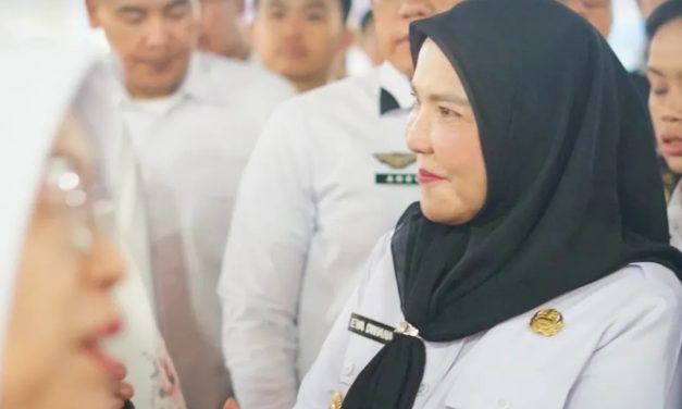 Walikota Bandar Lampung, Hj. Eva Dwiana Membuka Secara Langsung Kegiatan Bimbingan Manasik Haji Kota Bandar Lampung Tahun 1446 H / 2025 M di Aula Masjid Al-Furqon Kota Bandar Lampung