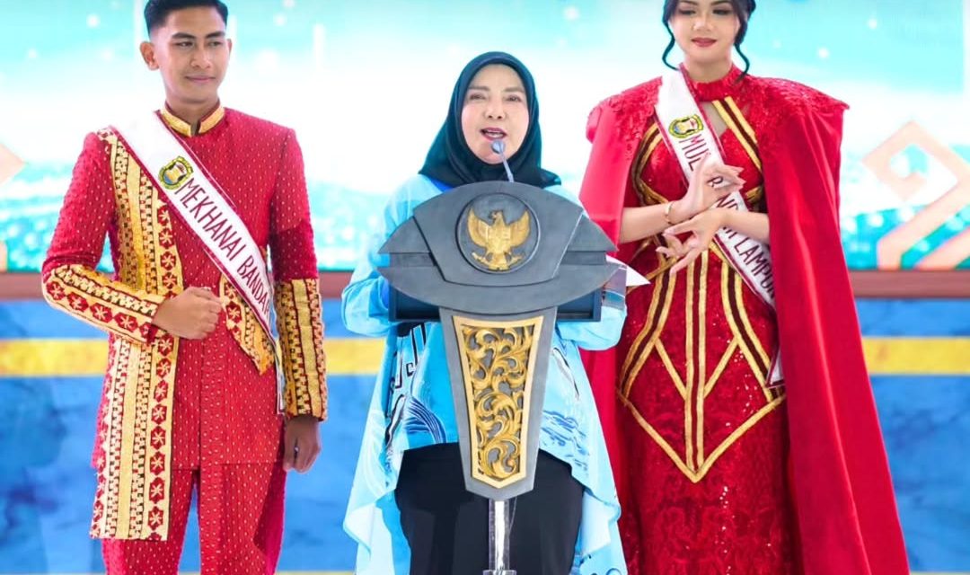 Walikota Bandar Lampung, Hj. Eva Dwiana Menghadiri Acara Grand Final Muli Mekhanai Kota Bandar Lampung Tahun 2025 Yang Bertempat di Aula Gedung Semergou
